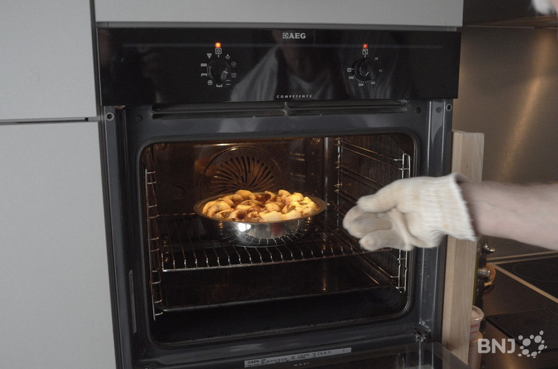 Les pommes caramélisées passent quelques temps au four avant d’être recouvertes de la pâte.