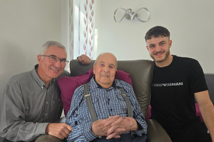 Joseph Maître, entouré de son fils Aimé (à gauche) et de Noah Perisutti, soignant à la fondation « Au fil du Doubs ».