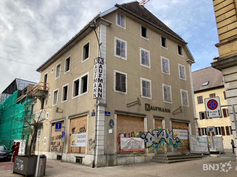 Les travaux ont repris à l'ancienne quincaillerie Kaufmann à La Chaux-de-Fonds après une interruption.