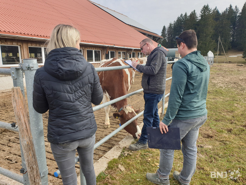 Le jury du concours de la ferme la mieux tenue, à l'image de ses participants, provient de différentes régions de la Suisse romande. De gauche à droite, il est composé de Lolita Fuchs de Guschelmuth (FR), de Pascal Rossy de Cossonay (VD) et de Steve Montandon de Champagne (VD).