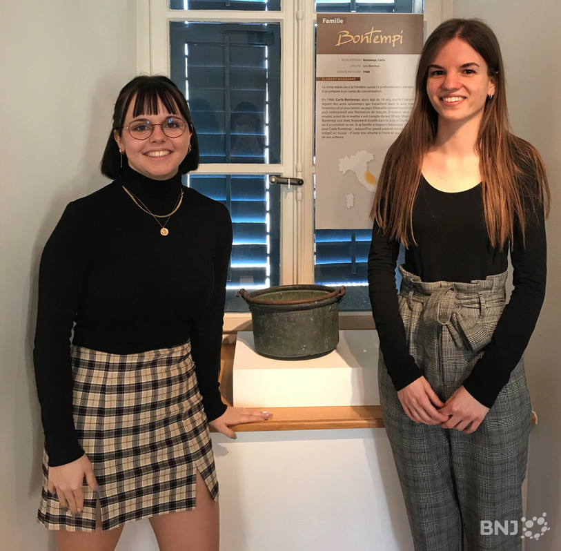 Axalia Vollmer (à gauche) et Laetitia Brugnerotto avec une casserole d'un autre temps.