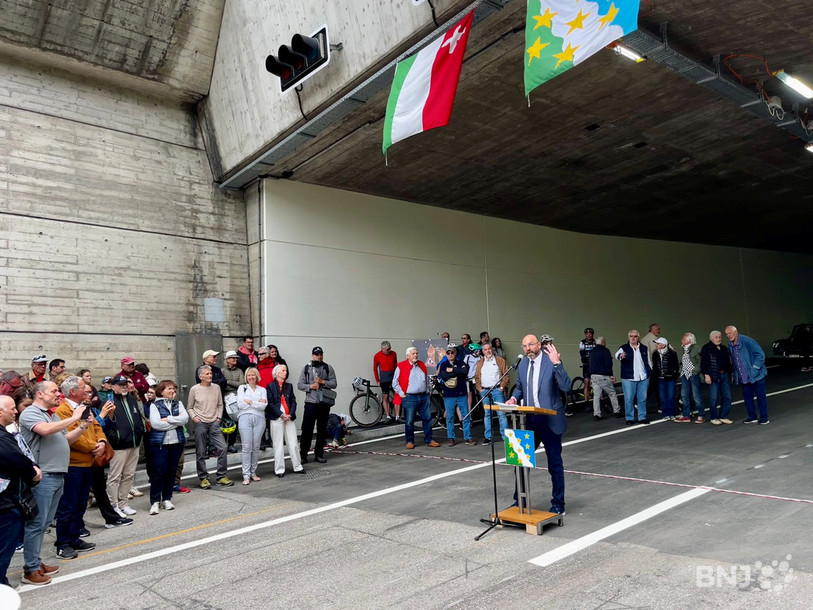 Le conseiller d'Etat en charge du développement territorial Laurent Favre a pris la parole dimanche devant le portail ouest du tunnel de La Clusette.