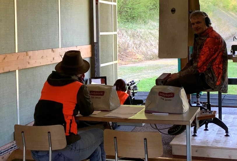 Une chasseresse en plein examen aux côtés des experts qui l'évaluent.