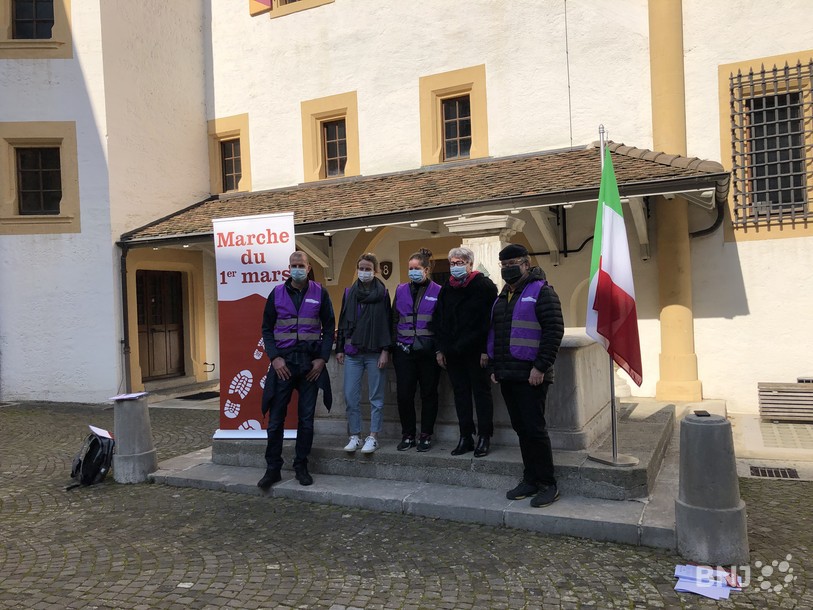 Les marcheurs du 1er mars en compagnie de la présidente du Conseil d'Etat neuchâtelois Monika Maire-Hefti.