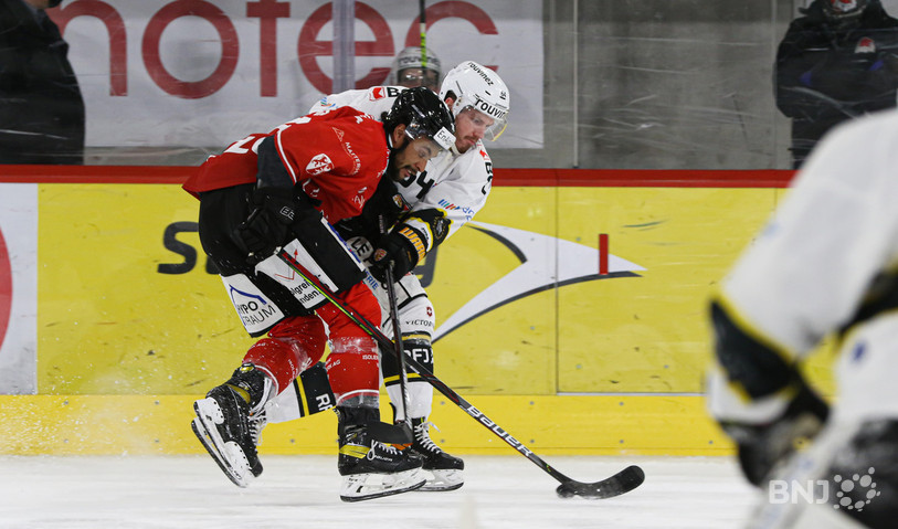 Duel à l'image du match entre l'Ajoulot Daniel Eigenmann et le Viégois Troy Josephs : très serré. (photo : Mauricette Schnider).