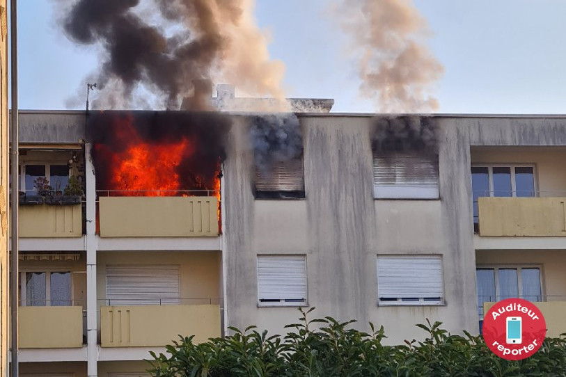 Les pompiers sont intervenus en nombre lundi matin pour maîtriser un incendie dans un immeuble à Cressier. (Photo : auditeur reporter).