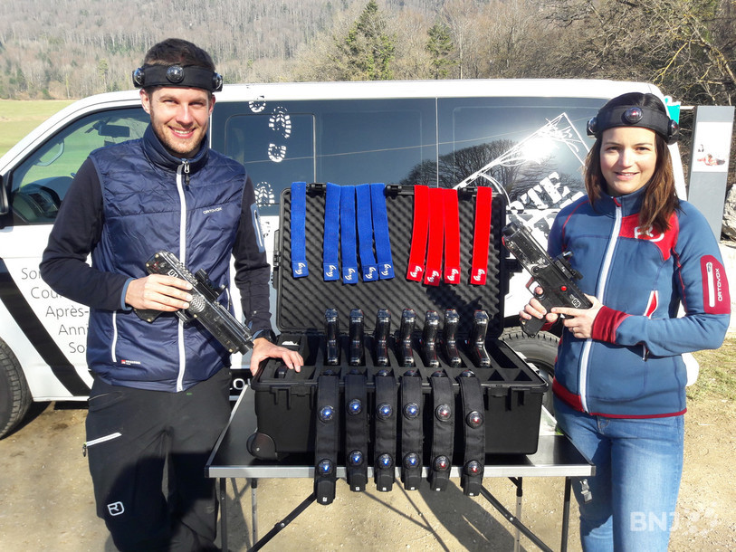 Jonas Erzer et son épouse Coralie avec le matériel nécessaire pour une  partie  de laser game extérieur.