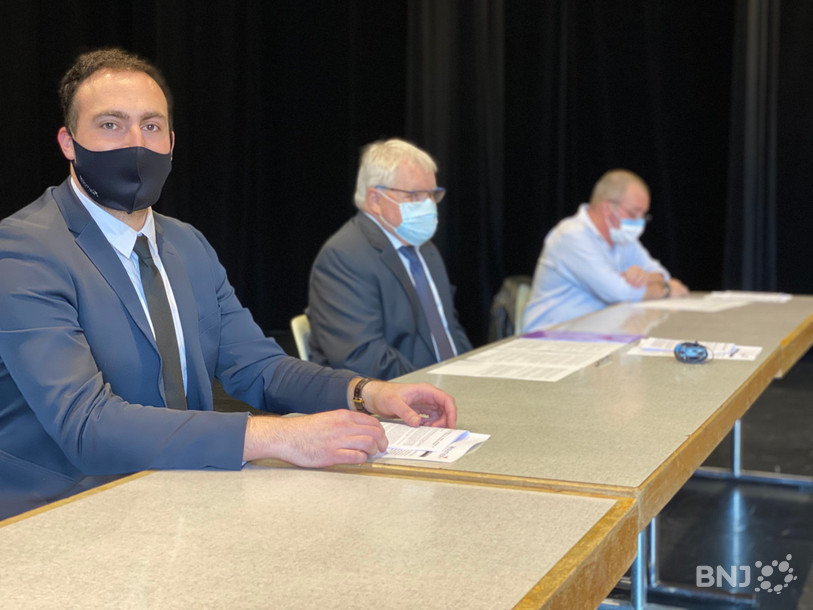 Les autorités de Moutier étaient représentées mardi par (de gauche à droite) Valentin Zuber, conseiller municipal en charge des affaires jurassiennes, Marcel Winistoerfer, maire, et Jean-Jacques Clémençon, en charge de la sécurité et de la surveillance du registre électoral.