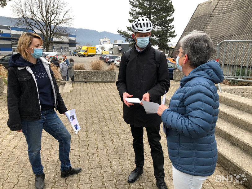 Le collectif « St-Brais Zone 30 » accueille ici le ministre franc-montagnard David Eray.