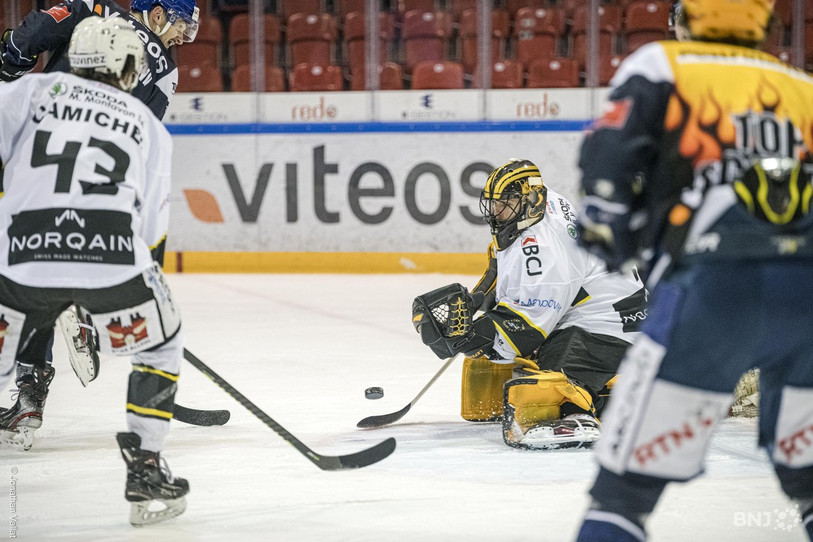 Le danger a souvent régné devant la cage du gardien du HC Ajoie Tim Wolf mercredi soir (photo : archives/Jonathan Vallat).