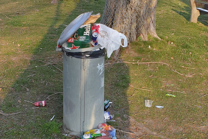 Les poubelles débordent régulièrement de déchets à la plage d'Auvernier. (photo : Karina Machado Costa)