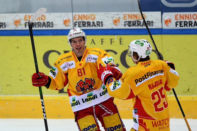 Michael Hügli, auteur d'un doublé, et Toni Rajala avaient parfaitement lancé le HC Bienne. (KEYSTONE/Ti-Press/Samuel Golay)