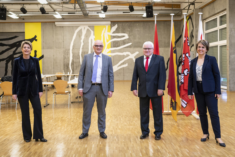 De gauche à droite : la conseillère fédérale Karin Keller-Sutter, le président du Conseil-exécutif Pierre Alain Schnegg, le maire de Moutier Marcel Winistoerfer et la présidente du Gouvernement jurassien Nathalie Barthoulot. (Photo : KEYSTONE)