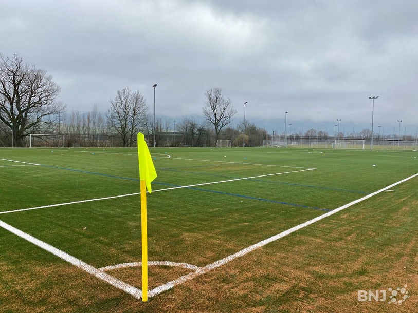 Le terrain synthétique existant aux Prés-Roses à Delémont a fait peau neuve.