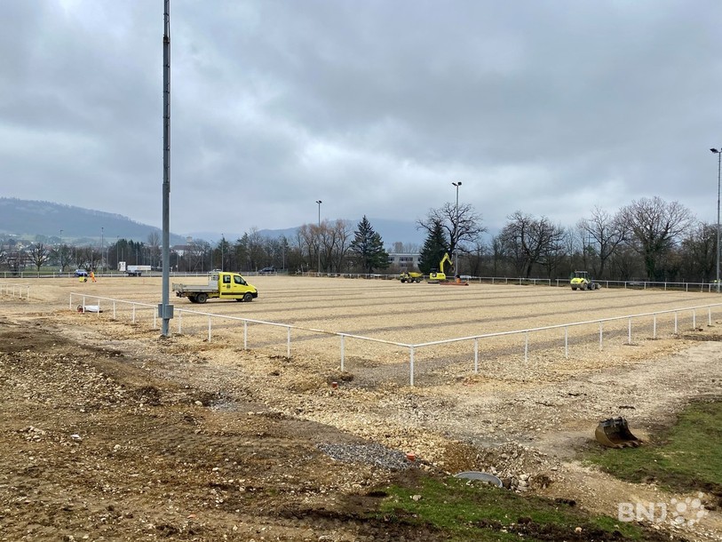 Les travaux sont encore en cours sur le terrain principal des Prés-Roses où le gazon naturel sera remplacé par du synthétique.