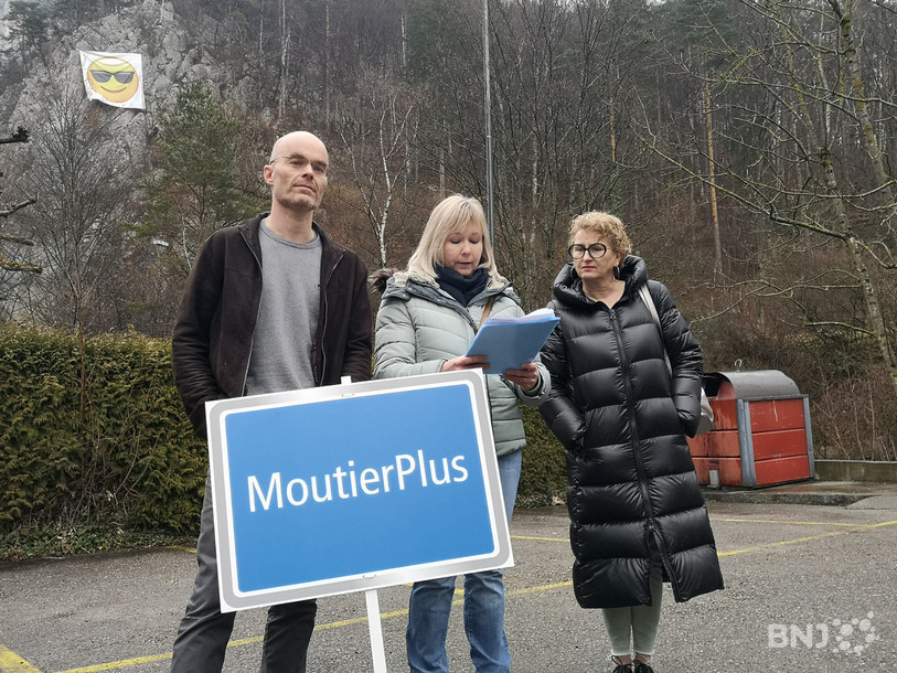 Steve Léchot, Muriel Käslin et Morena Pozner de Moutier Plus ont convié la presse vendredi matin aux portes des gorges de Moutier pour dévoiler une bâche ornée d'un smiley géant