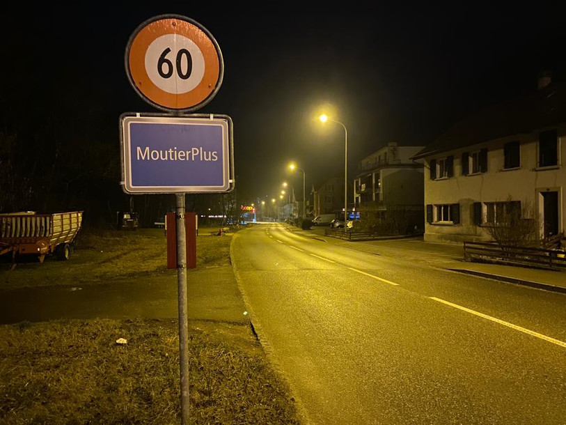 Les panneaux à l'entrée de la commune ont changé d'apparence (photo: Moutier Plus).