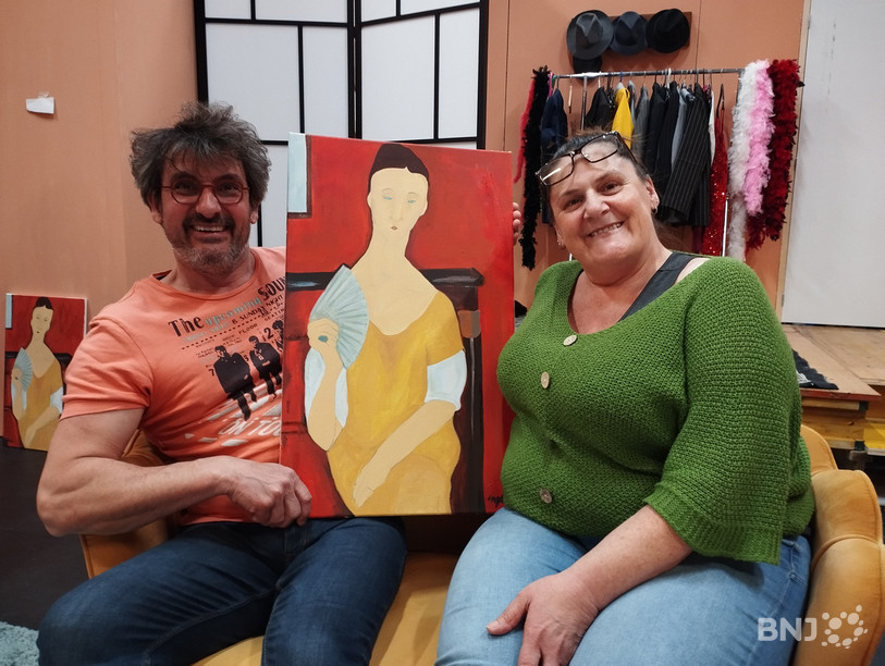 Alain Jacot et Astrid Vettese Barrow tenant le tableau « La femme à l’éventail » qui aura un certain rôle dans la nouvelle pièce de la compagnie taignonne.