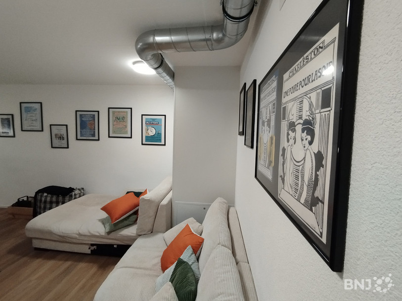 Les affiches des pièces jouées par la troupe décorent les nouveaux locaux situés sous la scène.
