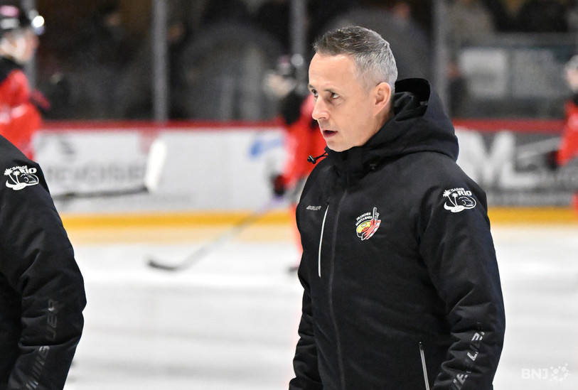 Gilles Voirol quitte le poste d'assistant au HC Franches-Montagnes pour prendre la tête de l'équipe féminine de Neuchâtel. (Photo : archives, Georges Henz.)