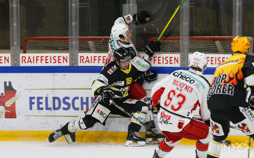 Bastien Pouilly et le HC Ajoie ont peiné mais finalement réussi à se défaire du marquage des Zurichois. (photo : Mauricette Schnider).