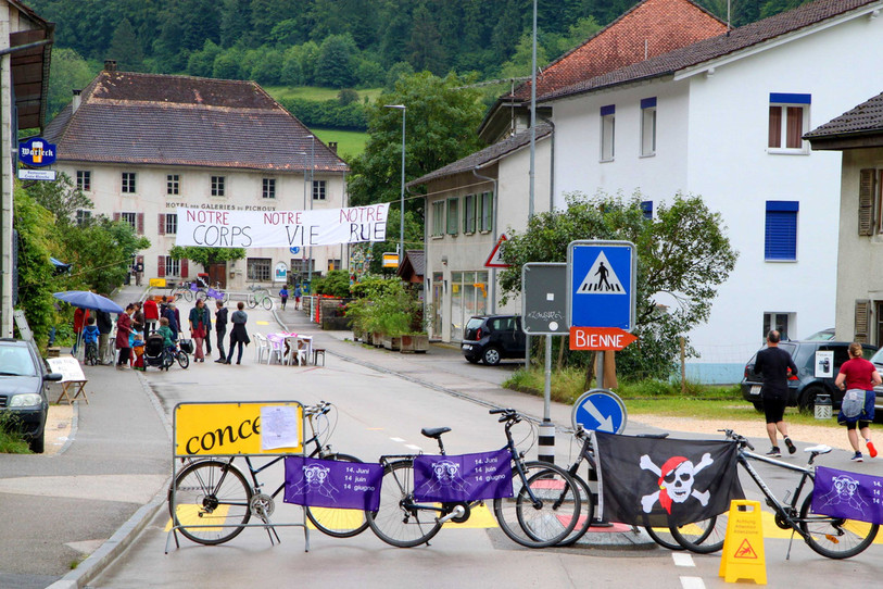 Les grévistes avaient bloqué la route à Undervelier avec des vélos (Photo : Collectif d'Undervelier de la Grève des Femmes)