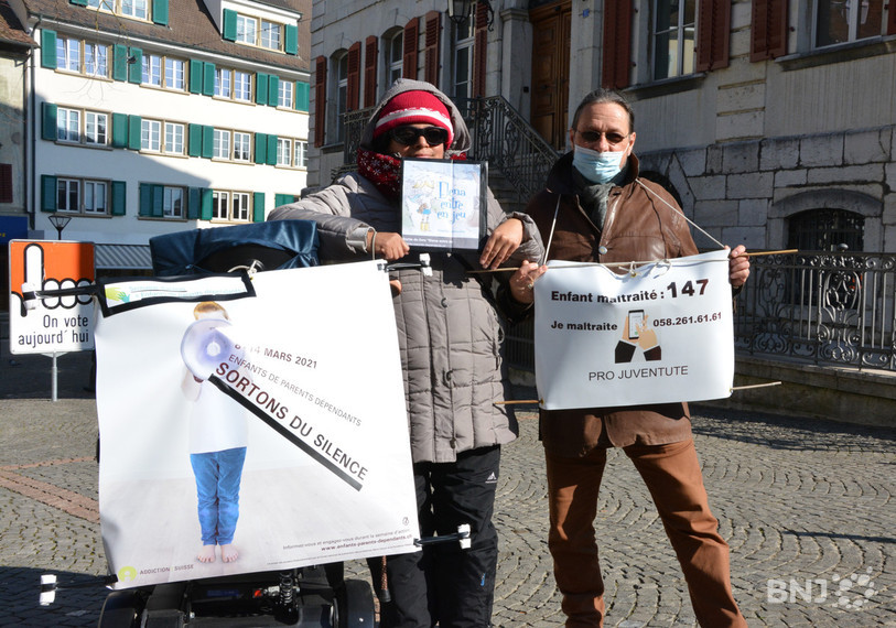Estelle Berberat et Roland Eggs ont tenu à informer la population de la campagne nationale d'Addiction Suisse.