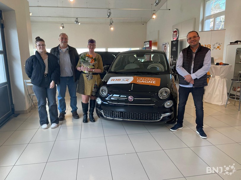 Claudia et sa famille en compagnie de Sylvain, Directeur du garage Burkhalter
