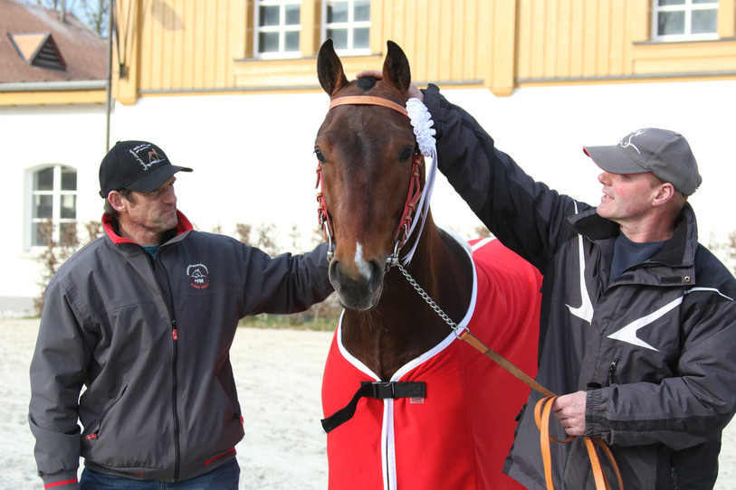 Le grand vainqueur Nax avec Pierre-André et Dominique Odiet. (Photo : Bernadette Odiet).