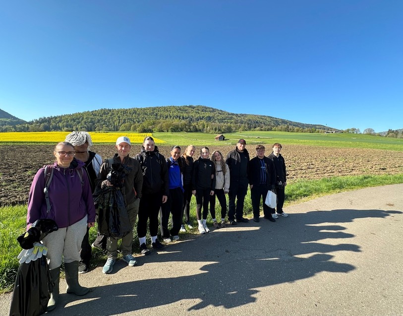 Un des groupes qui a participé à l'action de ramassage de déchets mardi à Haute-Sorne.