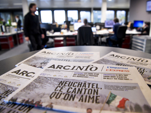 Le journal Arcinfo ne sera plus distribué tôt le matin (archives). CREDIT: KEYSTONE/JEAN-CHRISTOPHE BOTT
