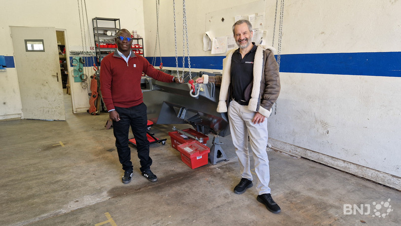 Abdourahmane Ba et Frédéric Guerne se réjouissent de faire fonctionner la nouvelle machine de déminage de la Fondation Digger, dont la coque effilée permet de réduire le choc des détonations.