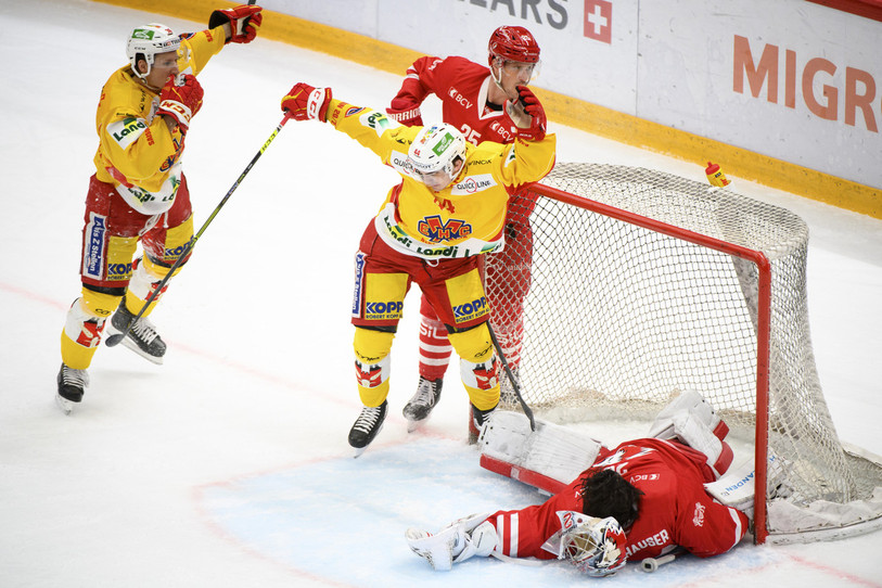 Samuel Kreis (au centre) et Damien Brunner célèbrent le 3-1 du HC Bienne devant la cage de Lausanne mardi soir à la Vaudoise Aréna (photo : KEYSTONE/Laurent Gillieron).