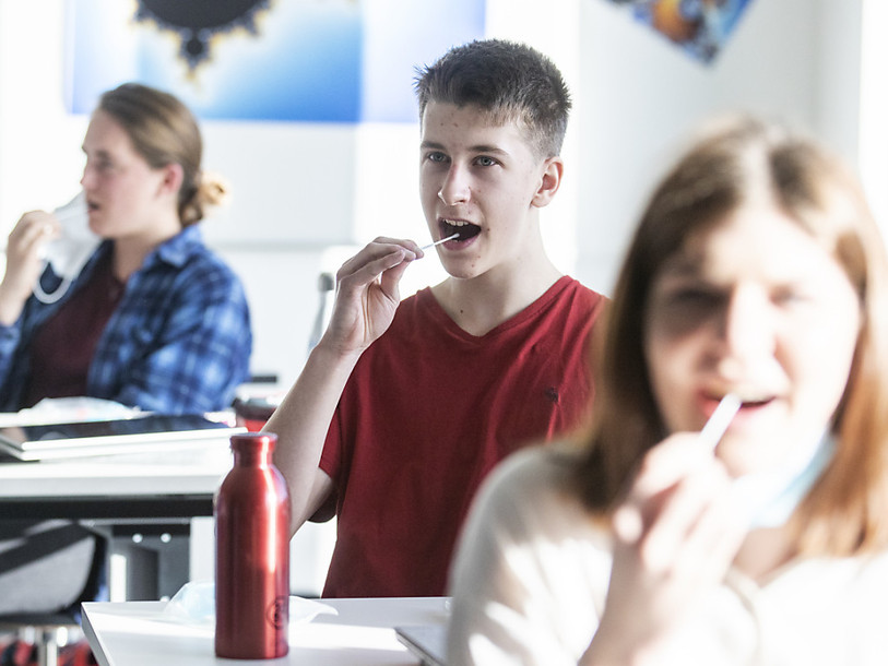 Le plus grand test du canton à l'heure actuelle a été mené vendredi dernier à l'école primaire et secondaire de Courrendlin. Plus de 450 personnes ont été testées. Tous les résultats se sont avérés négatifs. (Photo : KEYSTONE / Alexandra Wey).