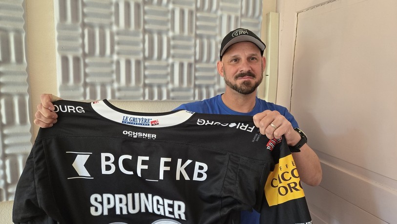 Mathias Kamber n'oublie jamais le maillot de son idole fribourgeoise Julien Sprunger.