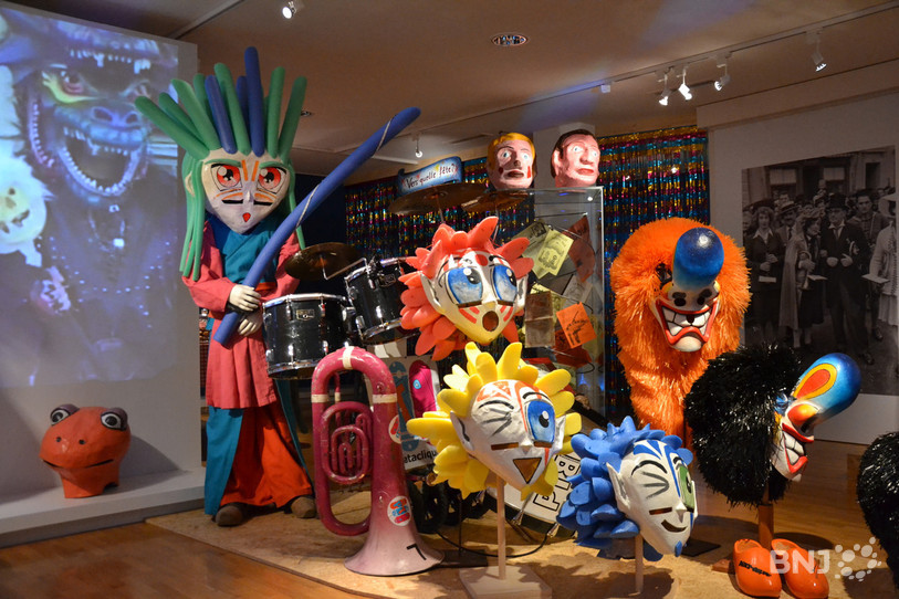 Masques, costumes et musique animent l'exposition du Musée jurassien d'art et d'histoire consacrée à la tradition carnavalesque dans le Jura.