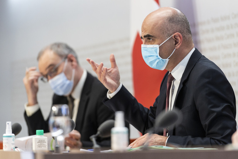 Le conseiller fédéral Alain Berset (au premier plan), le président de la Confédération Guy Parmelin ainsi que le reste du Conseil fédéral estiment que c'est aux cantons de prendre la situation en main (Photo : KEYSTONE / Alessandro Della Valle).