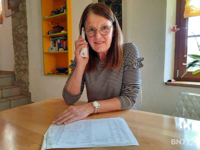 Une liste de contacts, un téléphone : Christiane Erba prend beaucoup de plaisir à tendre la main aux personnes âgées de Haute-Sorne.