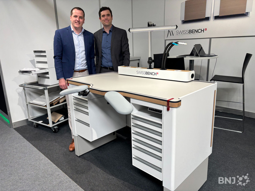 Sébastien Allemand, CEO, à gauche, et Yoan Mérillat, chef de projet, ont présenté le Swiss Bench à l'occasion du SIAMS à Moutier.