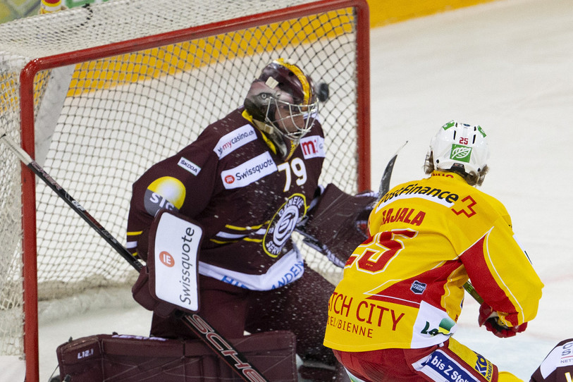 Le Biennois Toni Rajala inscrit ici le 1-0 face au gardien genevois Daniel Manzato (photo: KEYSTONE/Salvatore Di Nolfi).
