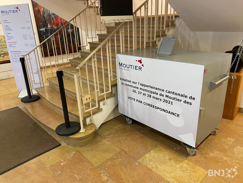 L'urne destinée au vote par correspondance est installée à l'Hôtel de ville de Moutier et a été scellée.