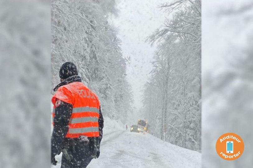 Un bus des CJ est sorti de la route ce lundi matin entre St-Imier et Mt-Crosin (Photo : auditeur reporter).