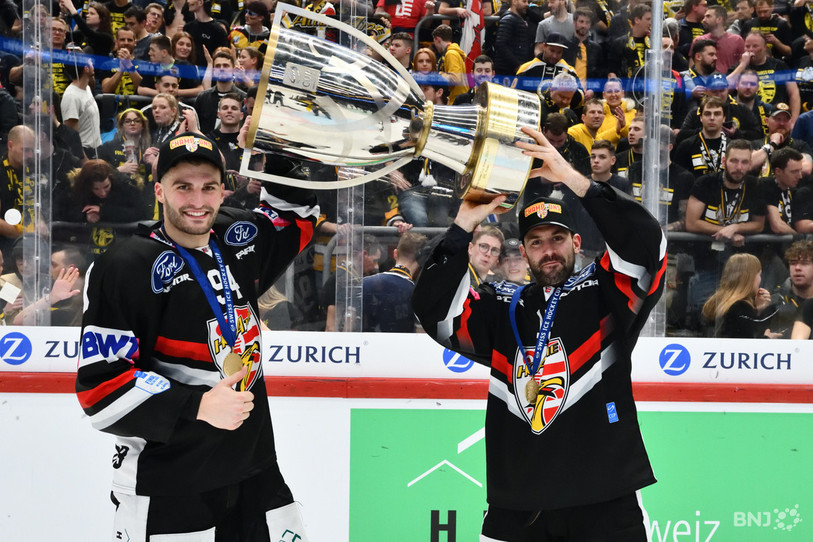 Giacomo Casserini (ici à droite, avec Zaccheo Dotti) a gagné la Coupe de Suisse avec le HCA en 2020 (photo : archives Georges Henz).