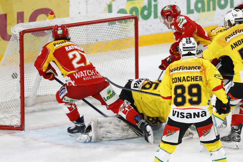 Le défenseur du HC Bienne Yannick Rathgeb inscrit le 2-0 ce lundi soir face à Berne . Il n'avait plus marqué depuis le 10 janvier dernier. (photo : KEYSTONE/Peter Klaunzer).