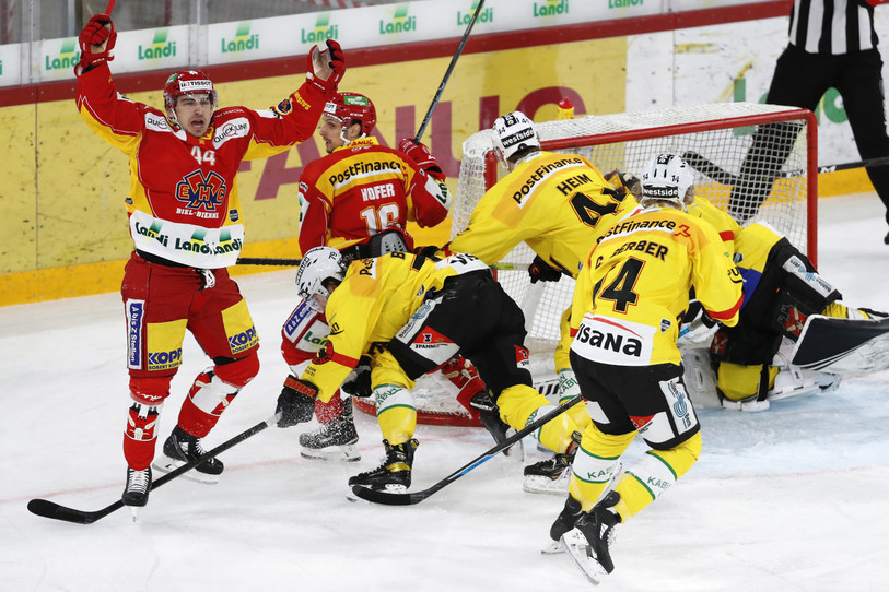 Le défenseur du HC Bienne Samuel Kreis célèbre le 1-0 de son équipe ce lundi soir face à Berne (photo : KEYSTONE/Peter Klaunzer).