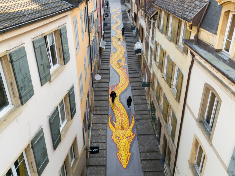 Le dragon de la rue des Chavannes fait une septentaine de mètres de long. (Crédit : Keystone /Cyril Zingaro)