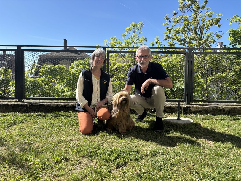 Nathalie Simon et sa chienne Dharma interviennent dans les classes. Pierre-François Gobat est à la base du programme PAM.