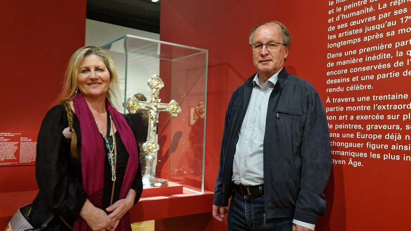 La conservatrice du Musée de l’Hôtel-Dieu Anne Schild et l’ancien président du Conseil de Fondation Michel Hauser étaient à Paris pour le vernissage et posent devant la croix d’autel prêtée. (photo : MHDP)