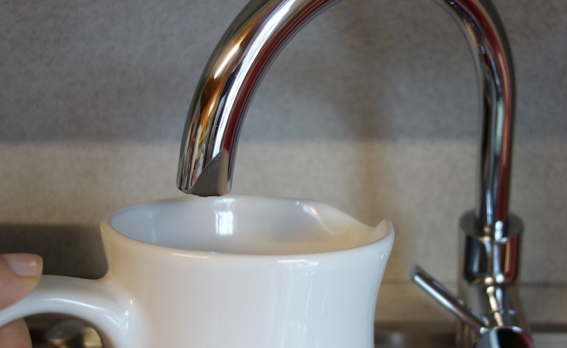 Les autorités appellent à ne pas boire l'eau du robinet de la commune de La Tène. (Photo libre de droit).