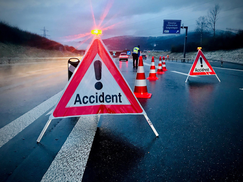 Plusieurs véhicules ont été impliqués dans un accident mercredi soir sur l'A16. (Photo : Police cantonale jurassienne).